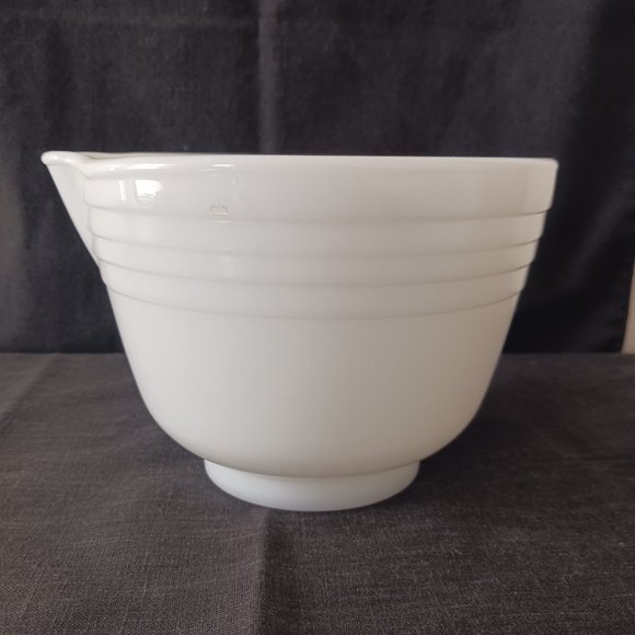 Vintage Pyrex Hamilton Beach Ribbed White Milk Glass Mixing Batter Spout Bowl - Picture 1 of 6